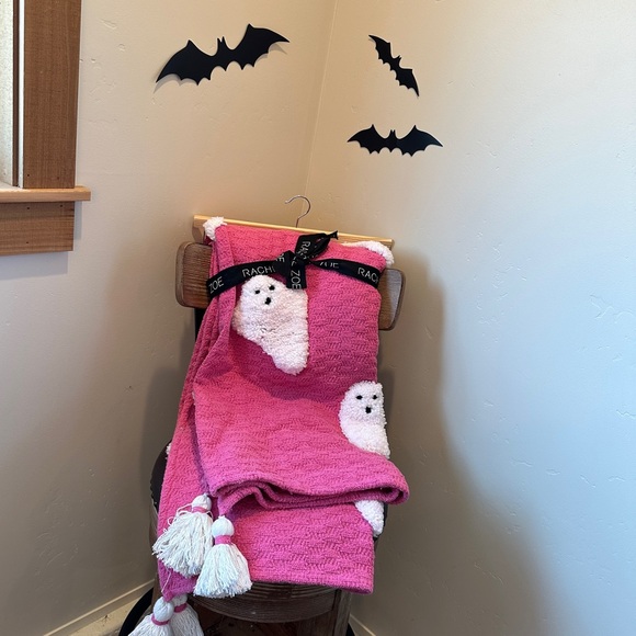 NEW Pink Ghost Throw Blanket 50” x 60” - Picture 4 of 8